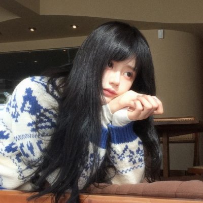 当她换上泳衣